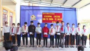 Chương trình “Xuân yêu thương – Tết sum vầy” cho học sinh nghèo hiếu học tại Trường THCS Đức Hóa