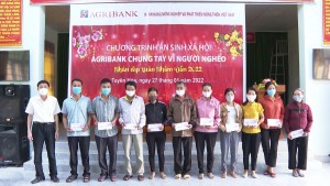 Agribank Tuyên Hóa trao quà tết cho người nghèo