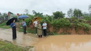 Đồng chí Bí thư Huyện ủy kiểm tra công tác phòng chống và khắc phục  hậu quả mưa lũ