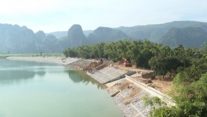 Tuyên Hóa: Đẩy nhanh tiến độ thi công tuyến kè chống sạt lở bờ sông đoạn qua xã Phong Hóa