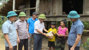 Đồng chí Phó Bí thư Thường trực Huyện uỷ kiểm tra đời sống đồng bào dân tộc