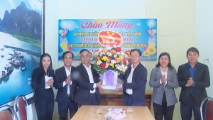 Đồng chí Bùi Thanh Chuyên, Phó Bí thường trực Huyện uỷ chúc mừng ngày 20/11