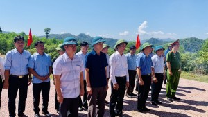 Lãnh đạo huyện Tuyên Hóa dâng hương tại Nghĩa trang liệt sĩ Thanh niên xung phong Tân Ấp và các di tích lịch sử