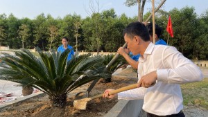 Lãnh đạo huyện Tuyên Hóa trồng cây tại Khu Di tích lịch sử Trận địa pháo Bắc Ka Tang