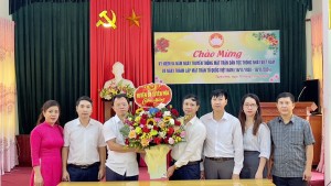 Đồng chí Bùi Thanh Chuyên, Phó Bí thư Thường trực Huyện uỷ, Chủ tịch HĐND huyện tặng hoa chúc mừng Uỷ ban MTTQ Việt Nam huyện.