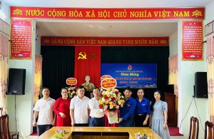 Lãnh đạo huyện tặng hoa chúc mừng Huyện đoàn Tuyên Hóa