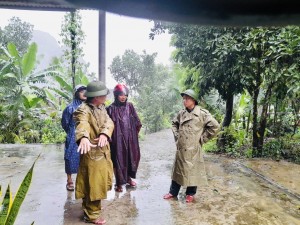 Đồng chí Bí thư Huyện ủy kiểm tra công tác ứng phó với mưa lũ do ảnh hưởng của bão số 4