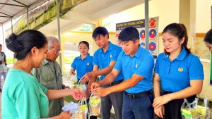 Công đoàn Cơ quan Mặt trận đoàn thể huyện Tuyên Hóa hỗ trợ “Nồi cháo tình thương” cho bệnh nhân nghèo