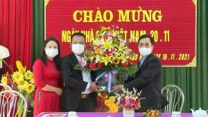 Đồng chí Trưởng ban Tuyên giáo Huyện ủy thăm Trường Tiểu học số 2 Châu Hóa nhân ngày Nhà giáo Việt Nam 20 - 11