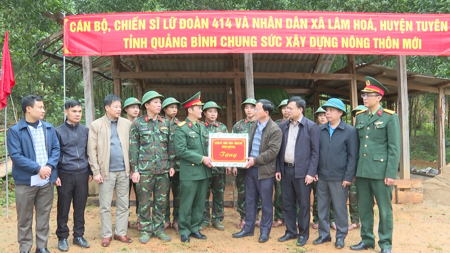 Đồng chí Phó Bí thư Thường trực Huyện uỷ thăm, tặng quà động viên cán bộ, chiến sỹ Lữ đoàn 414