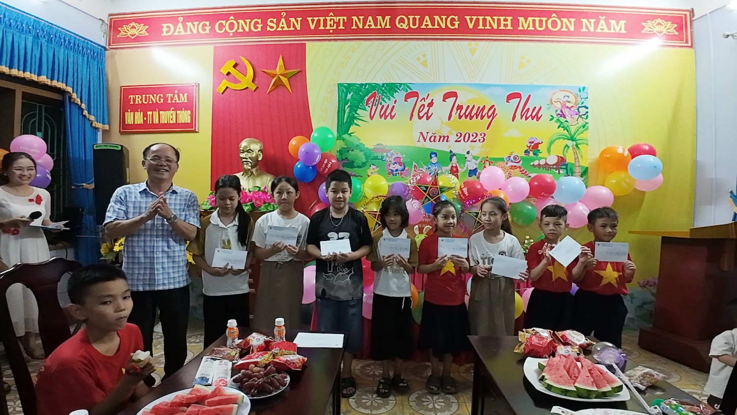 Trung tâm VH-TT&TT tổ chức vui Tết Trung thu cho con em cơ quan