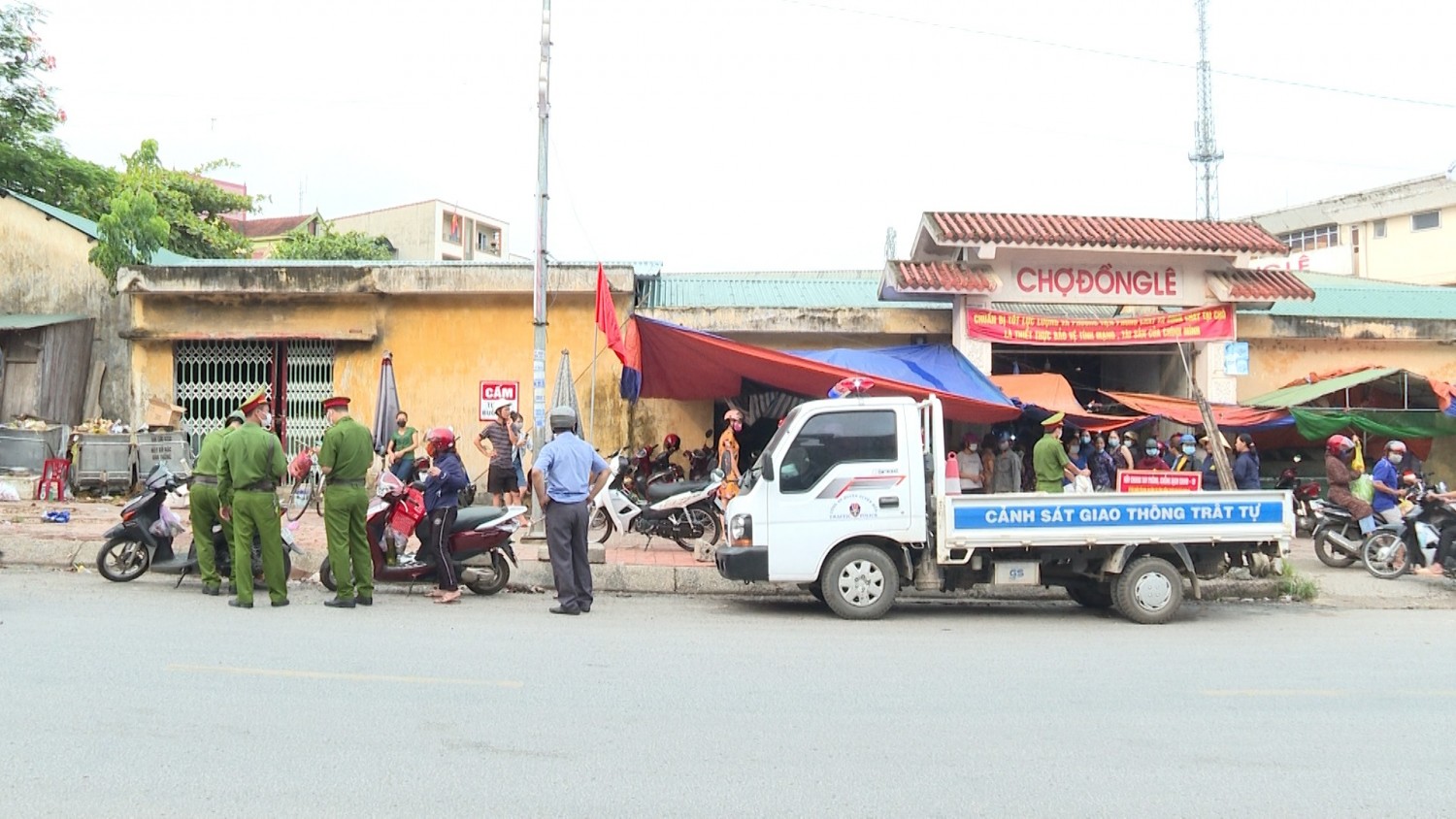 Tuyên Hóa: Ra quân giải tỏa hành lang ATGT tại khu vực chợ trung tâm thị trấn Đồng Lê