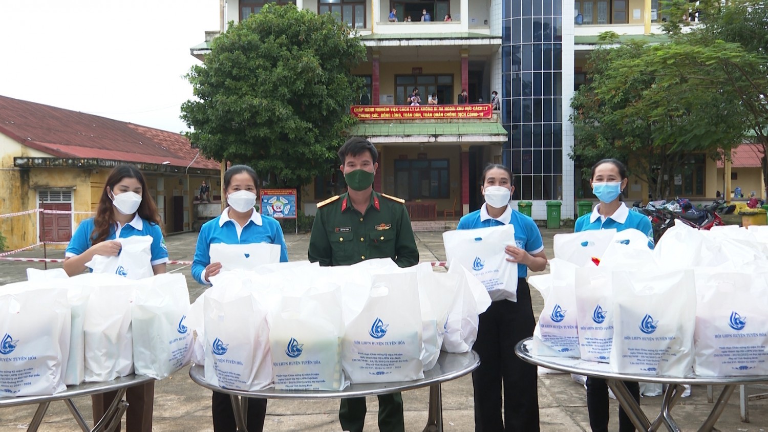 Hội Liên hiệp phụ nữ huyện Tuyên Hóa tặng quà cho khu cách ly