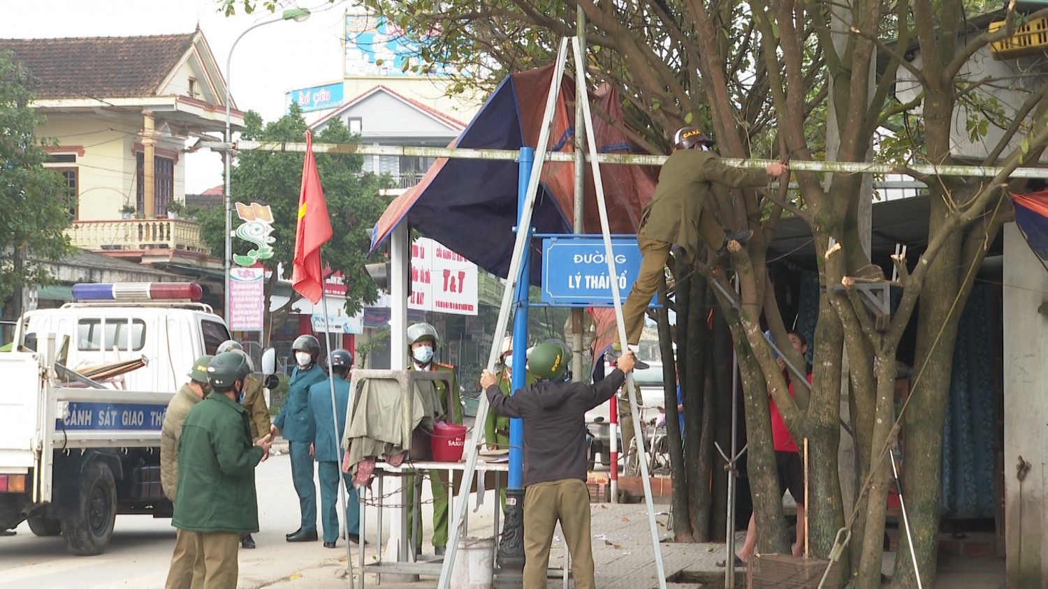 Thị trấn Đồng Lê ra quân giải tỏa hành lang an toàn giao thông đường bộ