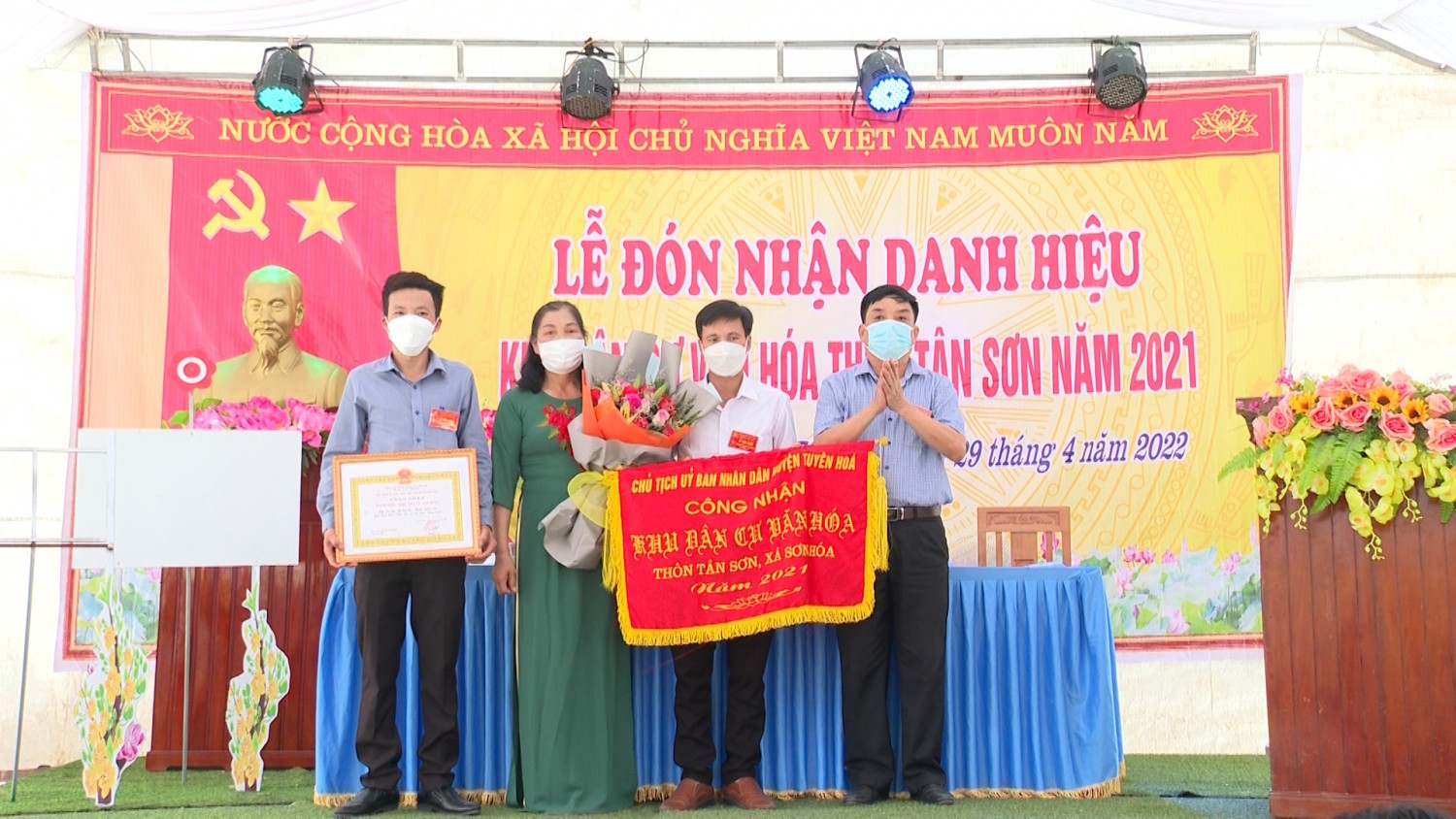 Thôn Tân Sơn, xã Sơn Hóa đón nhận danh hiệu Khu dân cư văn hóa