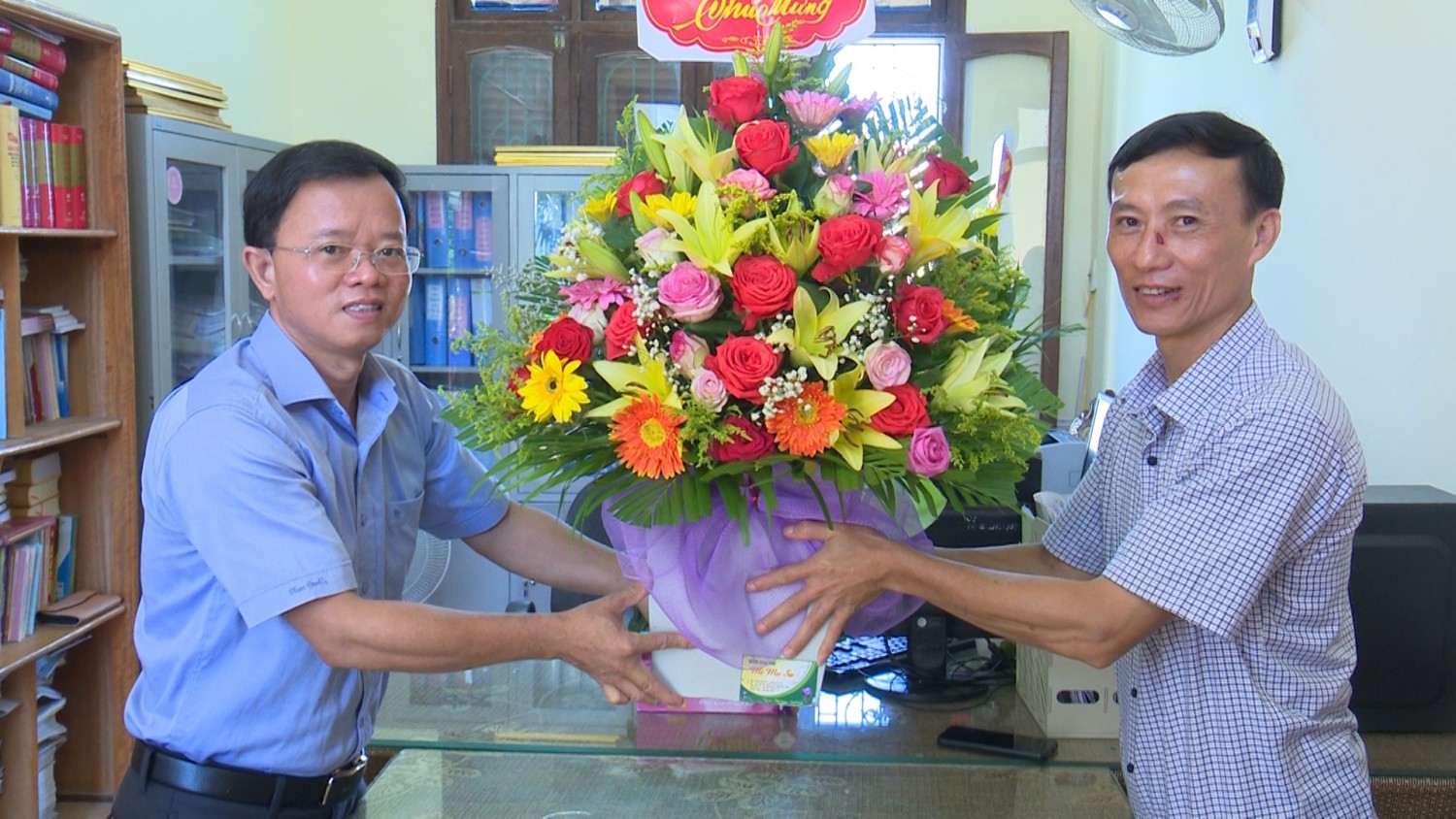 Lãnh đạo huyện Tuyên Hóa tặng hoa chúc mừng 92 năm ngày truyền thống Ngành Tuyên giáo của Đảng