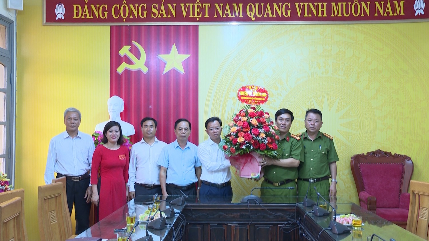 Đồng chí Phó Bí thư Thường trực Huyện ủy tặng hoa chúc mừng ngày truyền thống lực lượng Công an nhân dân