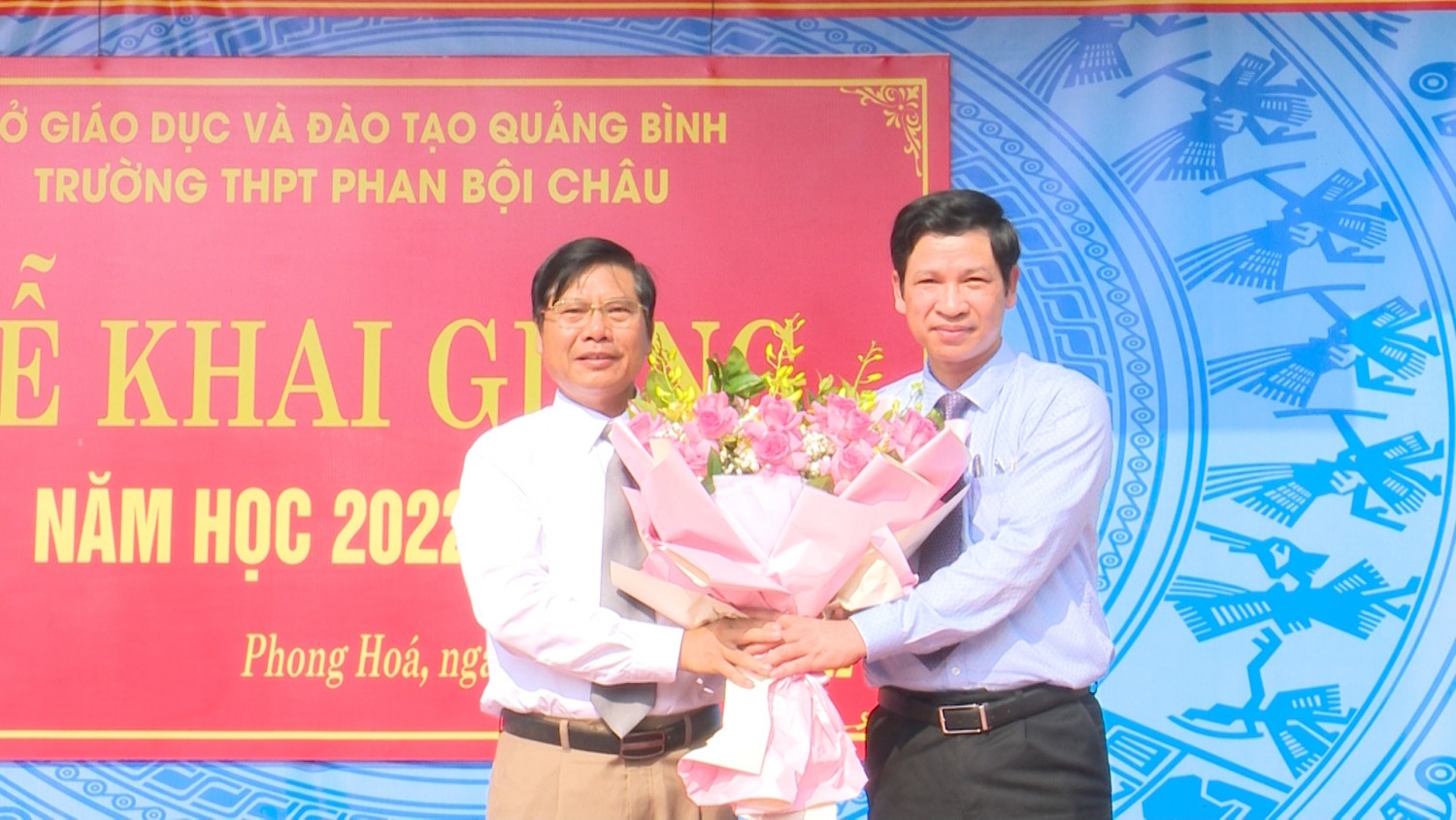 Đồng chí Phó Chủ tịch UBND tỉnh dự lễ khai giảng năm học mới tại Trường THPT Phan Bội Châu