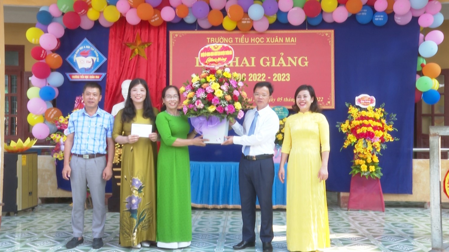 Đồng chí Phó Bí thư Thường trực Huyện ủy dự khai giảng tại Trường Tiểu học Xuân Mai