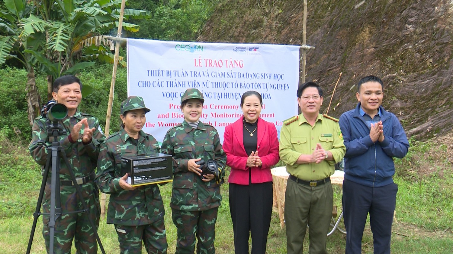 Trao tặng thiết bị tuần tra, giám sát đa dạng sinh học cho Tổ bảo tồn tự nguyện Voọc gáy trắng