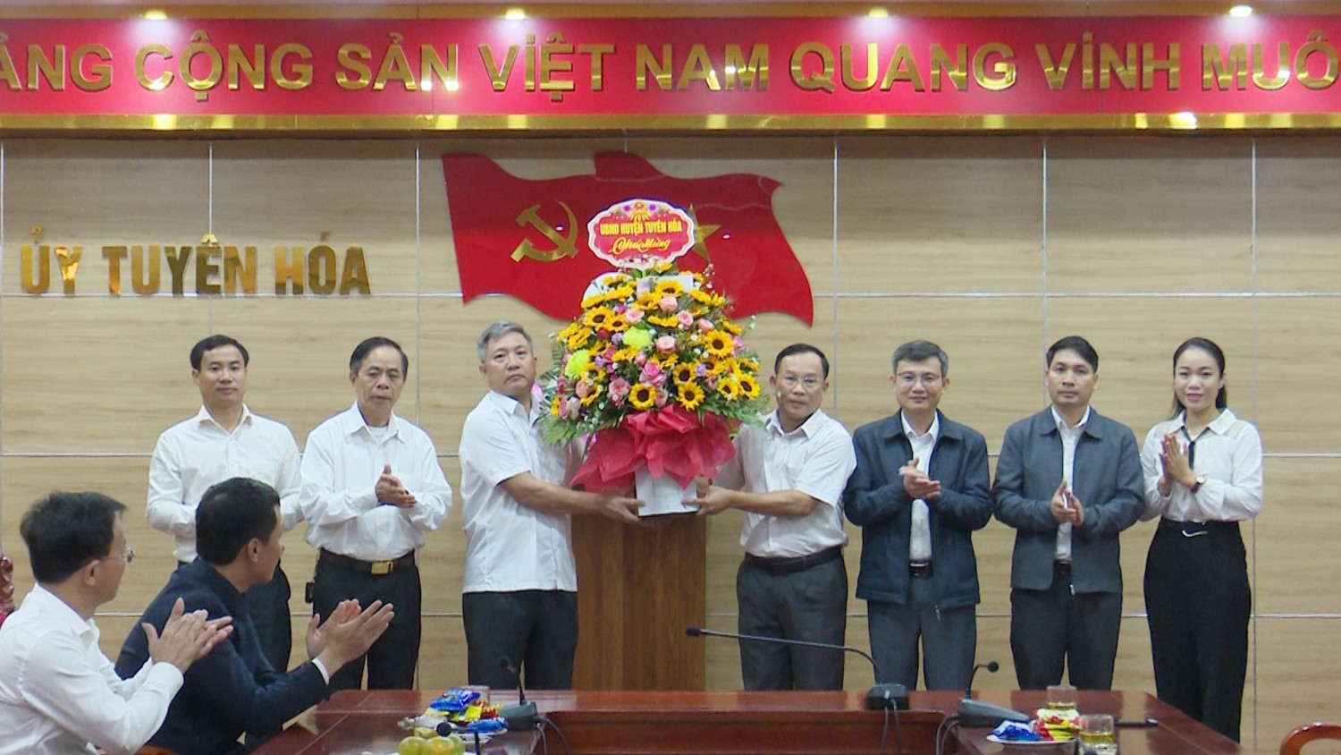 Tặng hoa chúc mừng Ngày truyền thống các Ban Đảng, Văn phòng cấp ủy