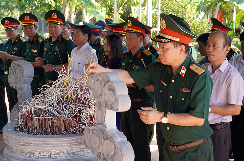 Các đại biểu dâng hương tại nhà Dâng hương Khu Di tích lịch sử cấp quốc gia hang Lèn Hà