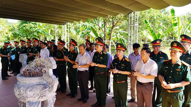 Dâng hương tưởng niệm 51 năm Ngày hy sinh của 13 cán bộ, chiến sĩ Trạm Thông tin A69