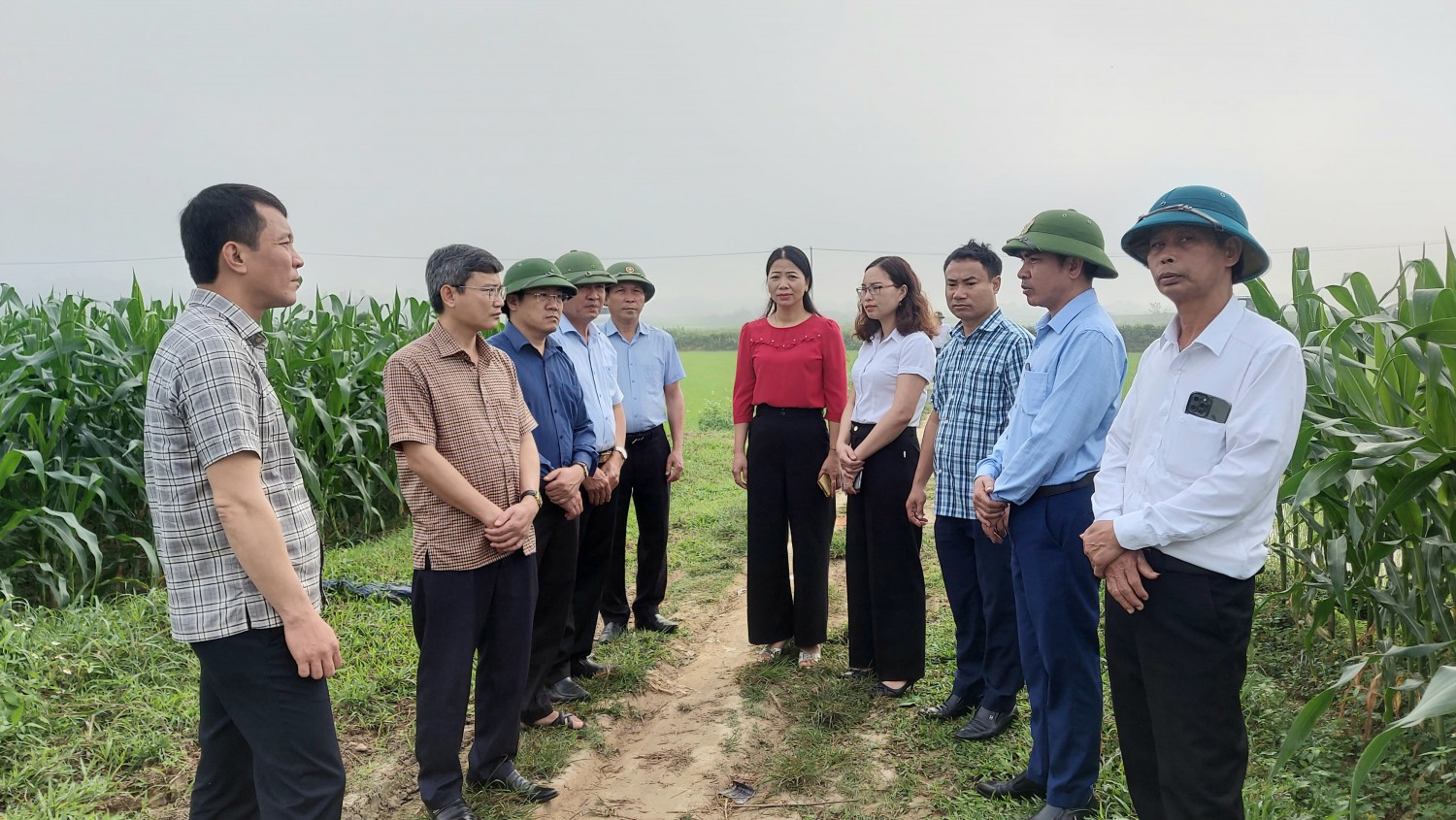 Đồng chí Bí thư Huyện ủy kiểm tra công tác sản xuất nông nghiệp đầu năm 2024