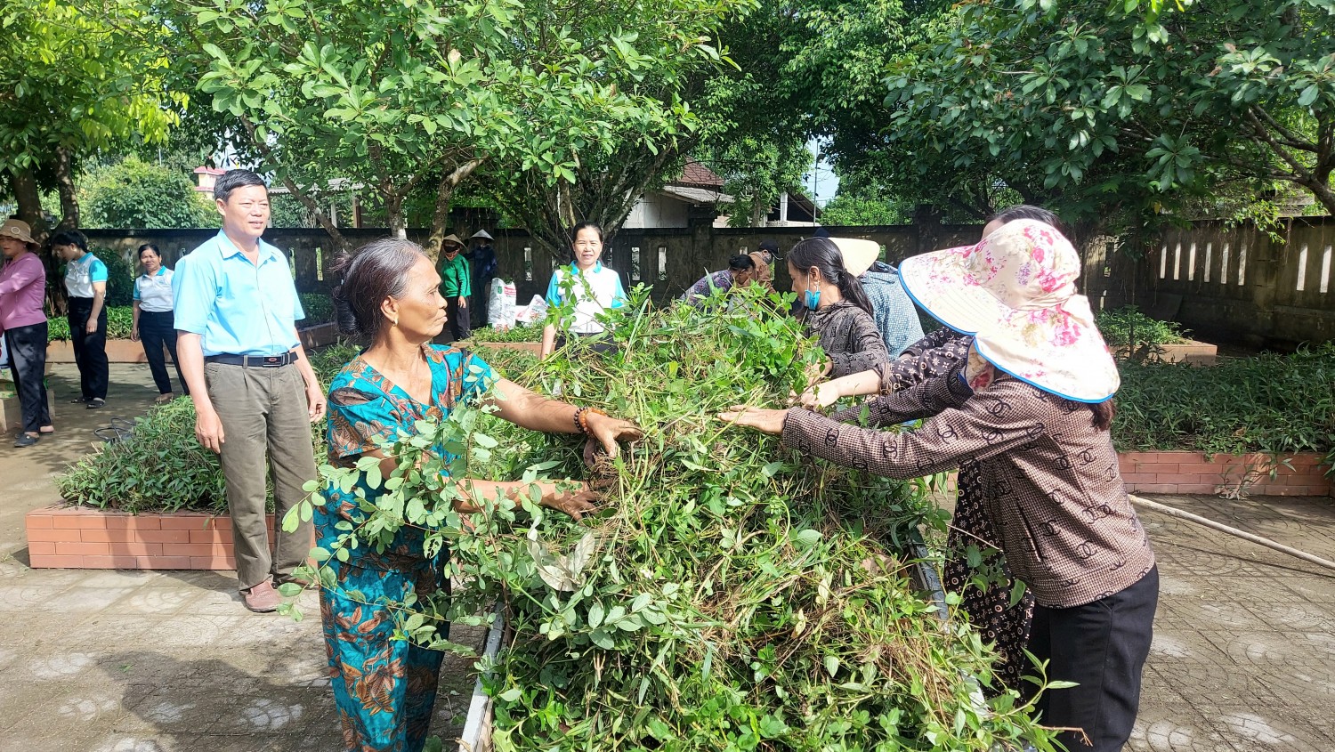 Phụ nữ huyện Tuyên Hoá hưởng ứng Ngày Môi trường thế giới