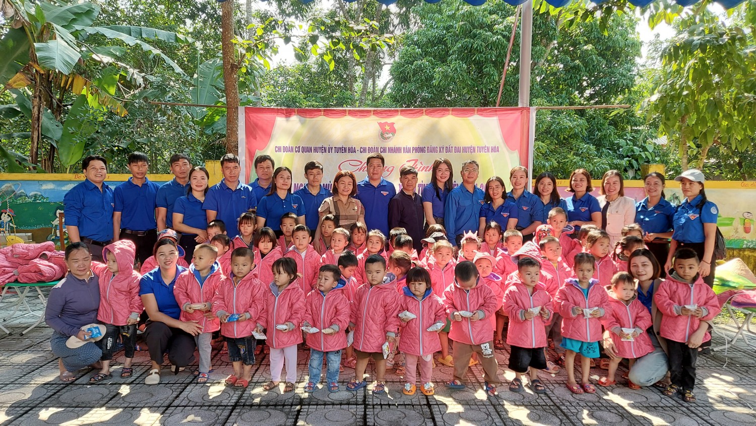 Chi đoàn Cơ quan Huyện ủy và Chi nhánh Văn phòng đăng ký đất đai tổ chức chương trình Tình nguyện mùa đông tại xã Lâm Hóa