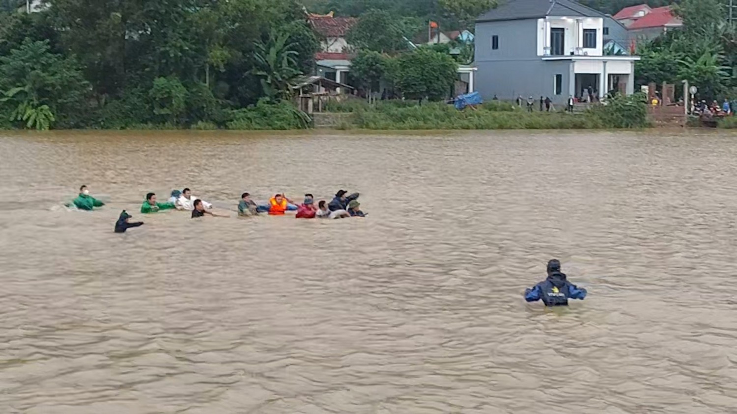 Tìm thấy thi thể nạn nhân bị lũ cuốn trôi