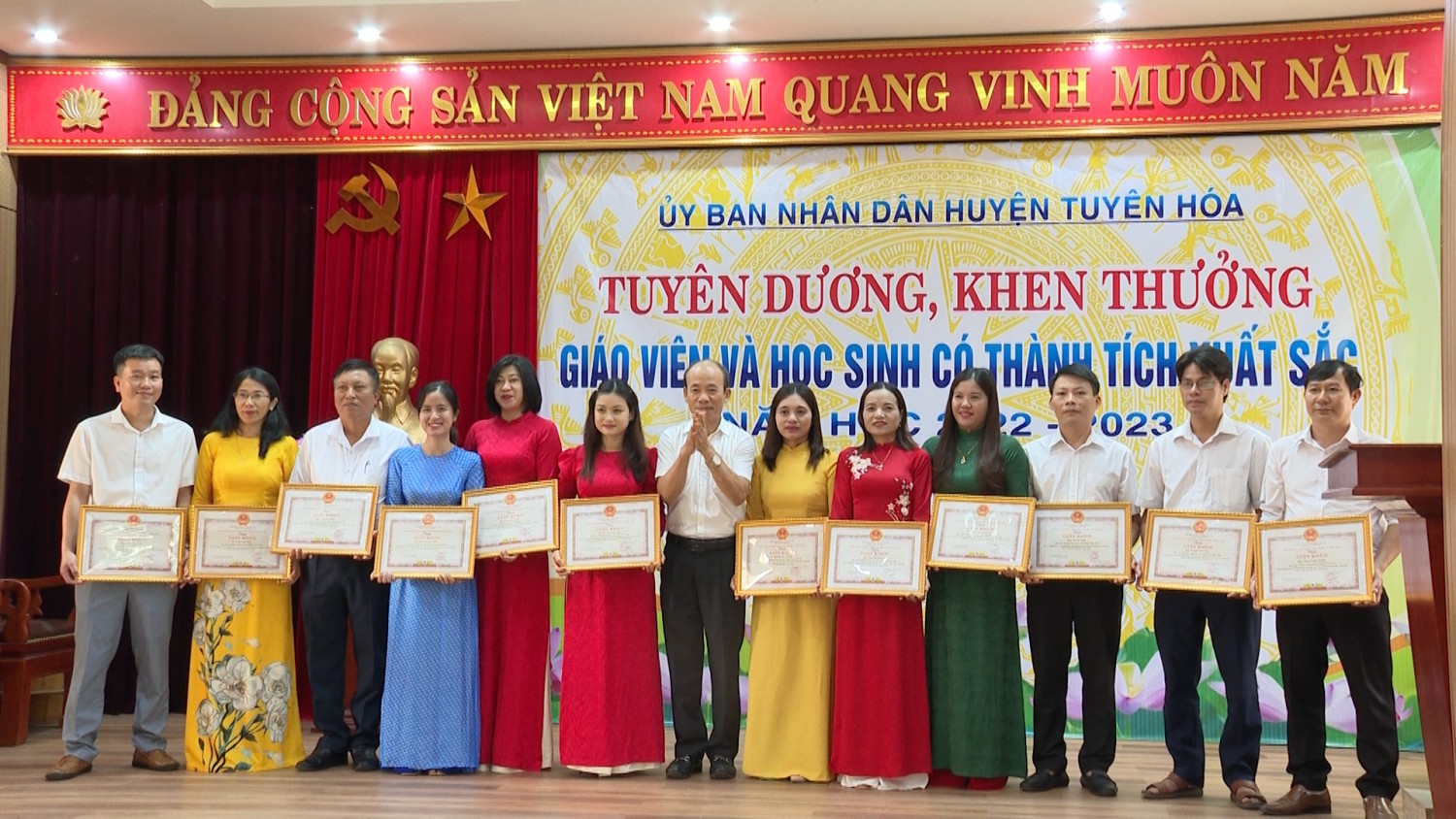 Tuyên Hóa tuyên dương, khen thưởng giáo viên và học sinh có thành tích xuất sắc năm học 2022-2023