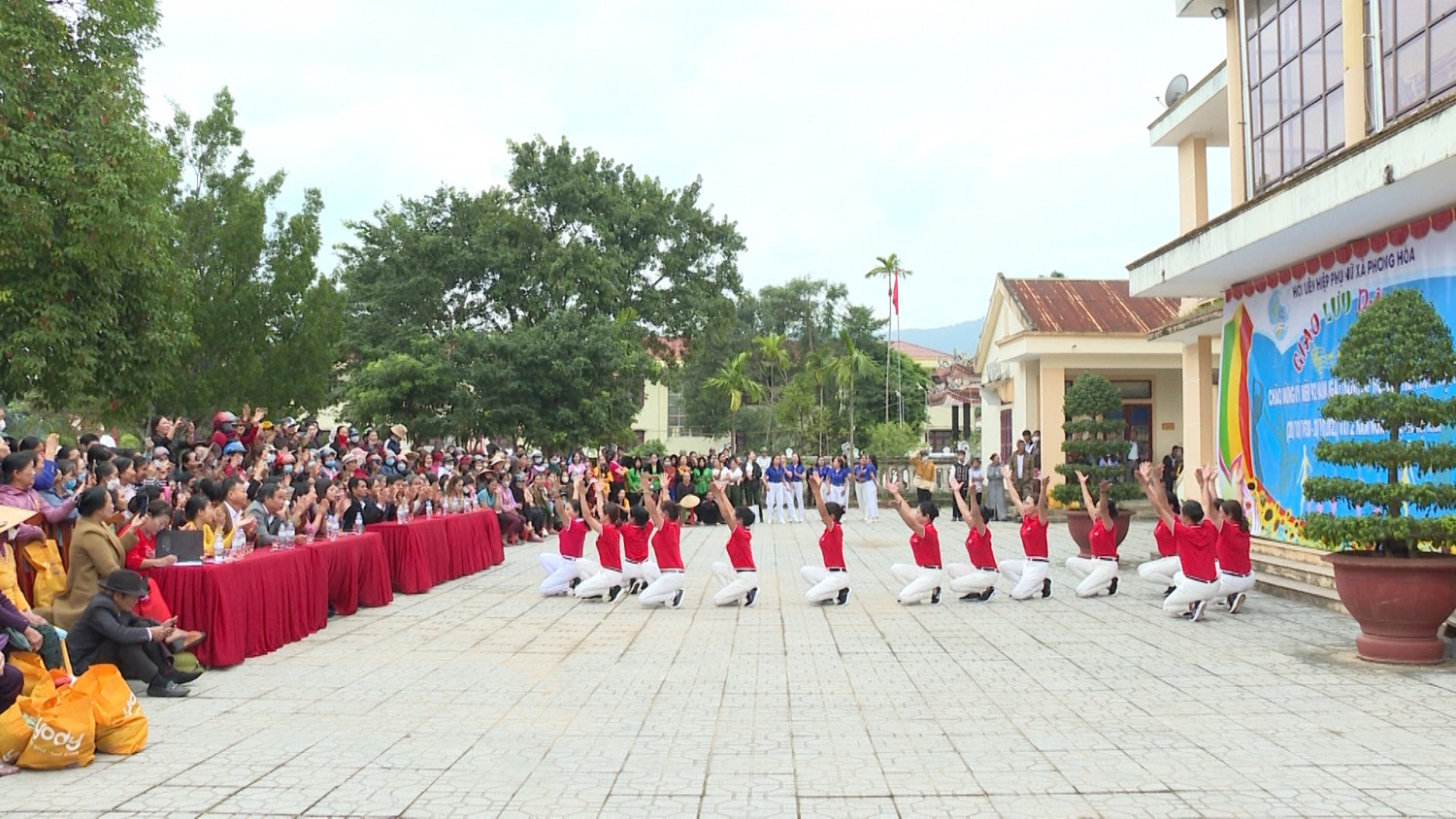 Hội Liên hiệp Phụ nữ xã Phong Hóa tổ chức chương trình giao lưu dân vũ