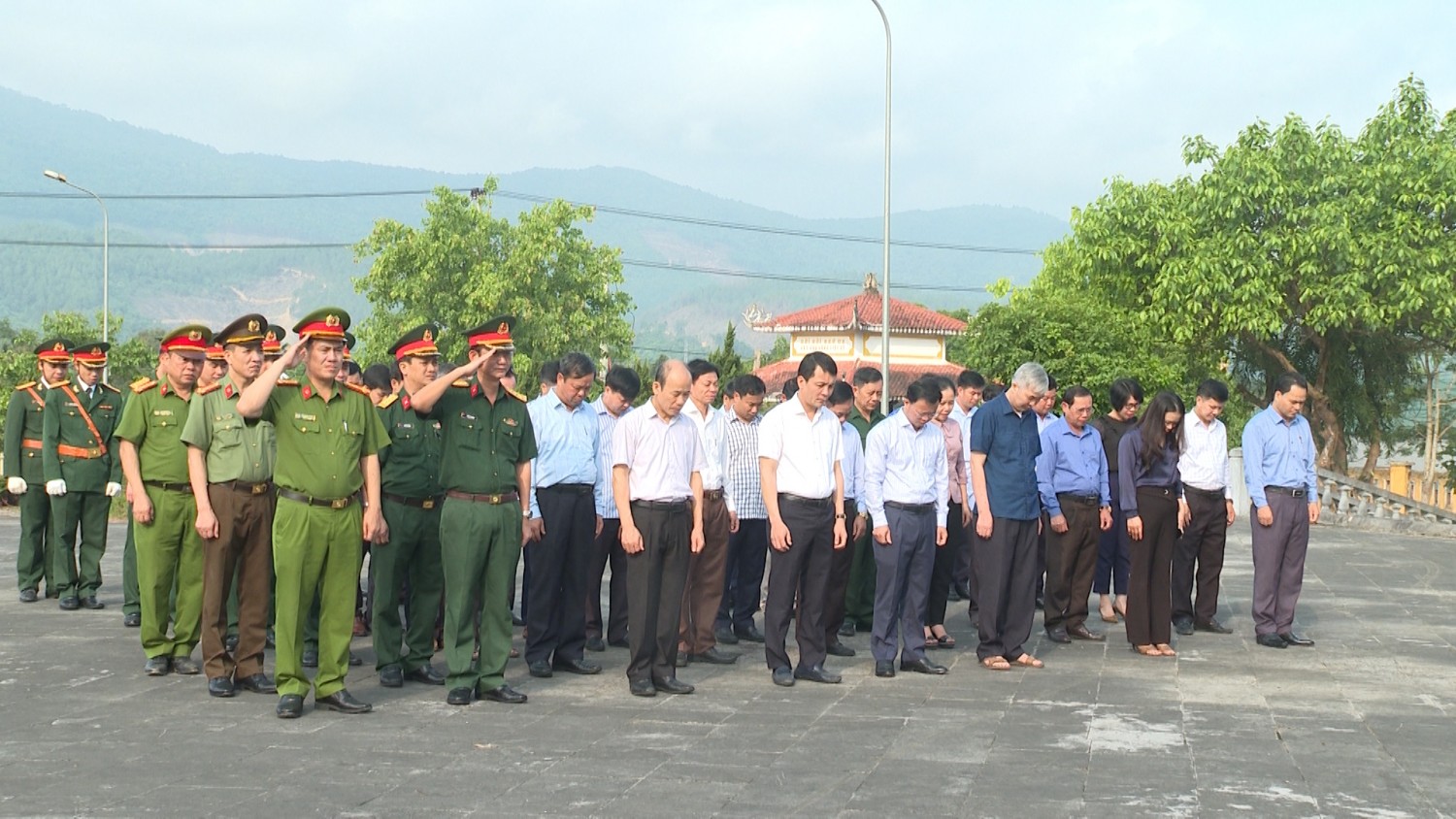 Lãnh đạo huyện Tuyên Hóa viếng Nghĩa trang liệt sỹ nhân kỷ niệm 48 năm Ngày giải phóng miền Nam, thống nhất đất nước (30/4/1975 – 30/4/2023)