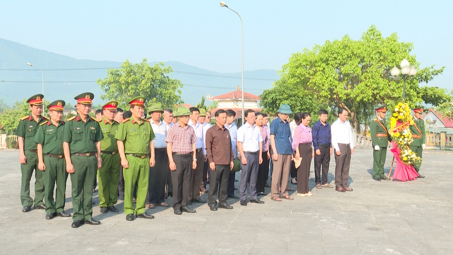 Tuyên Hóa: Viếng Nghĩa trang liệt sỹ nhân kỷ niệm 49 năm Ngày giải phóng miền Nam, thống nhất đất nước