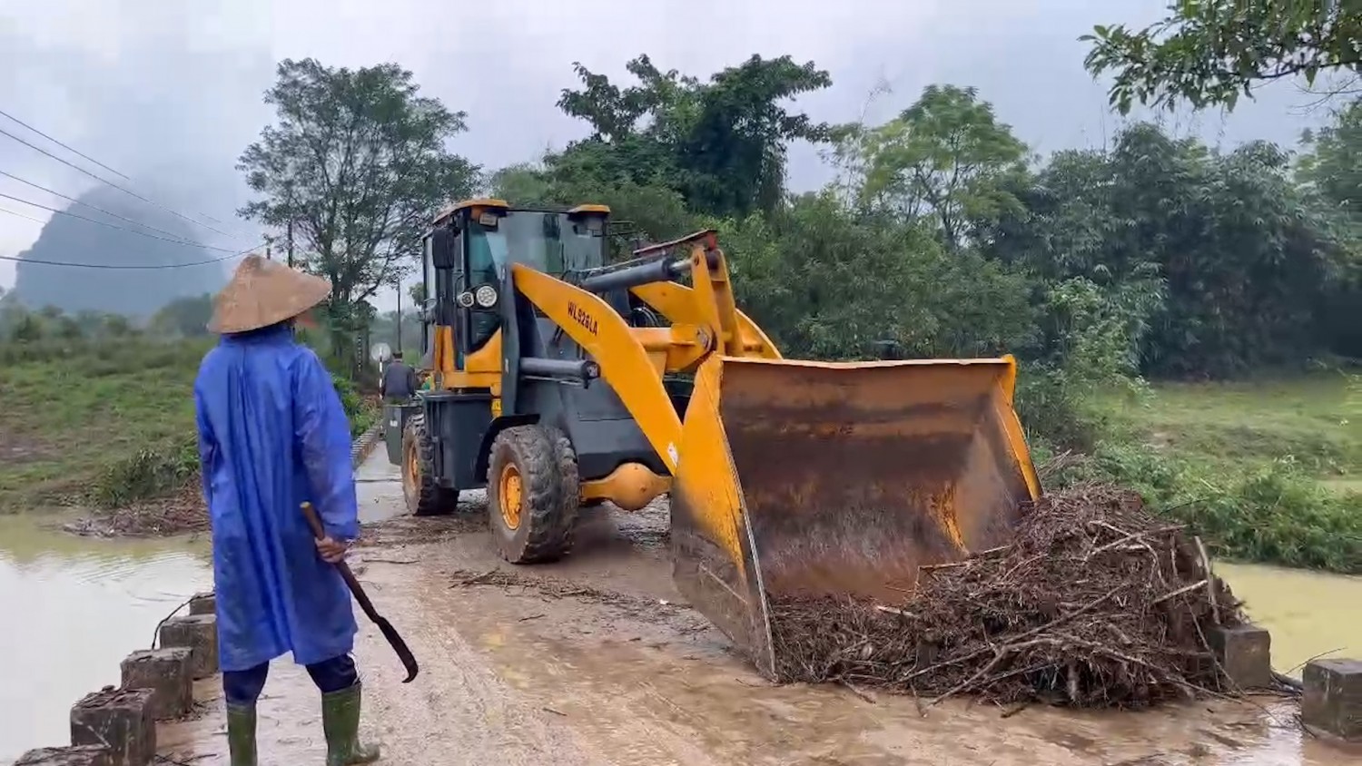  Tuyên Hoá: Dọn dẹp bùn đất, vệ sinh môi trường sau mưa lũ