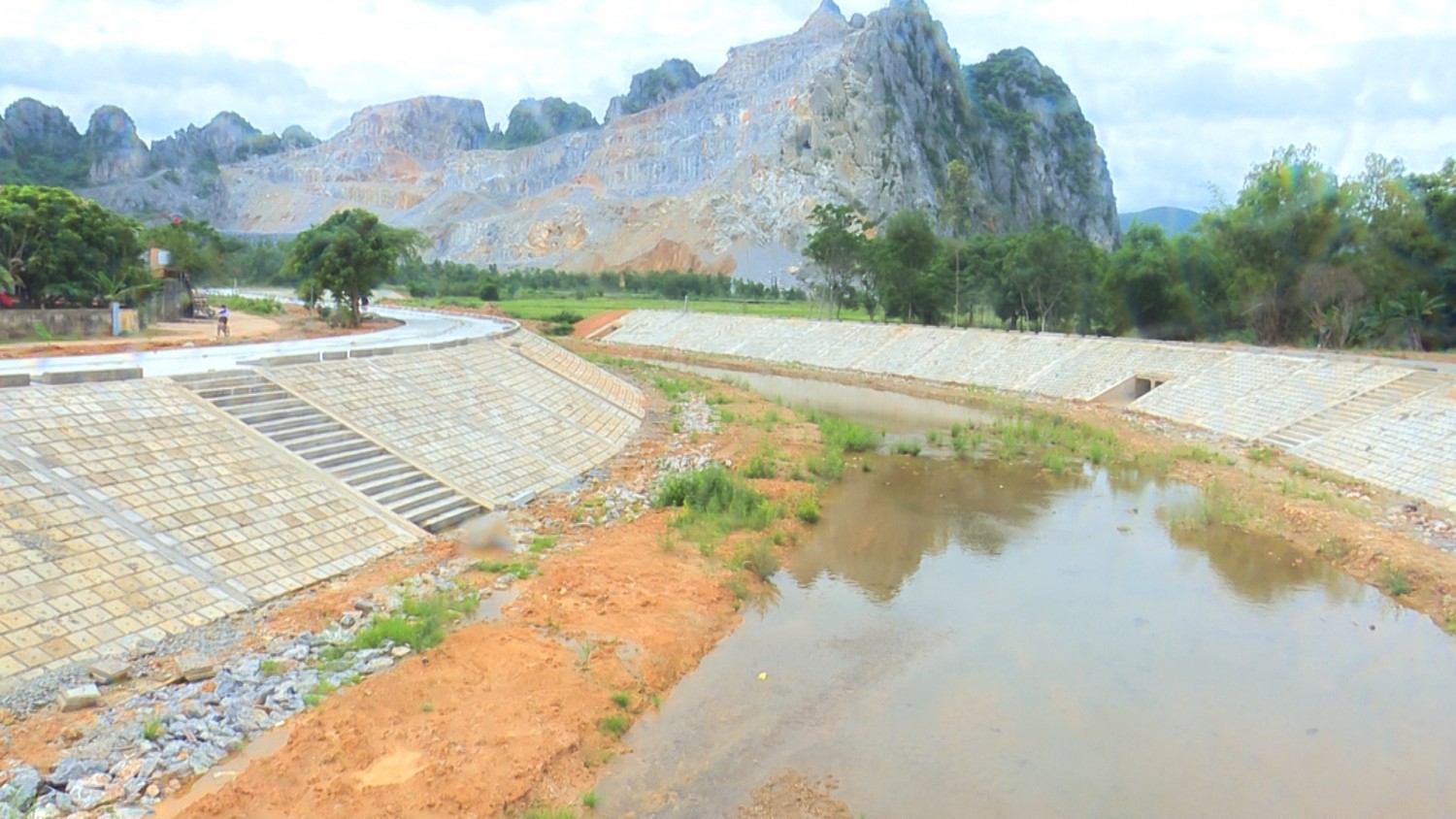 Đồng chí Phó Bí thư Thường trực Huyện uỷ, Chủ tịch HĐND huyện kiểm tra công trình tại xã Tiến Hoá