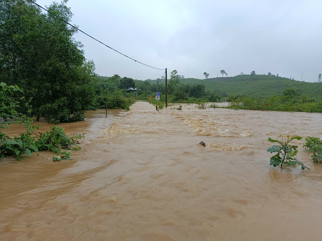 Xã Tuyên Lâm: Mưa lớn gây chia cắt cục bộ 17 hộ với 89 nhân khẩu