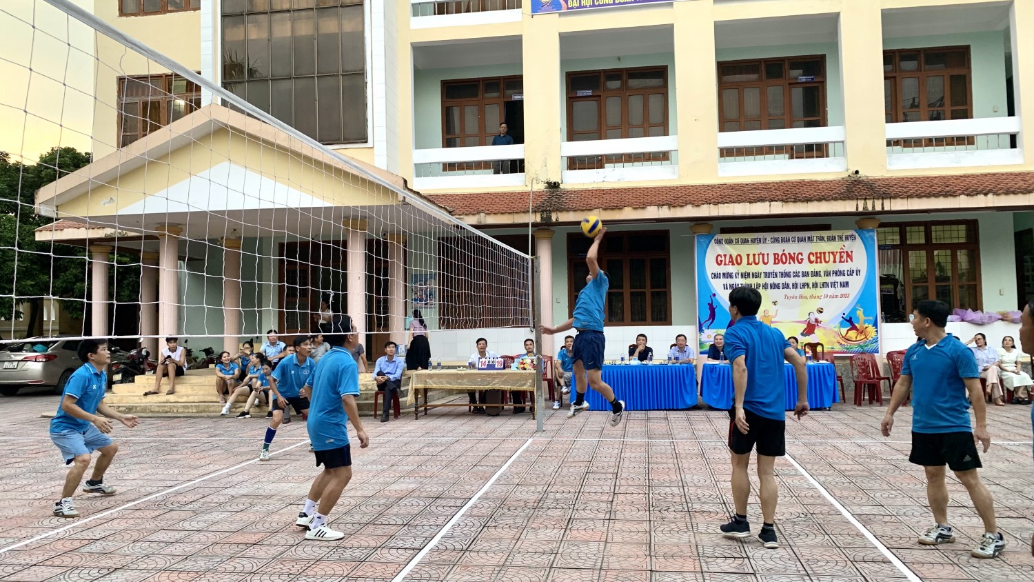 Giao lưu bóng chuyền kỷ niệm ngày truyền thống các Ban đảng, Văn phòng cấp ủy và Ngày thành lập các hội, đoàn thể