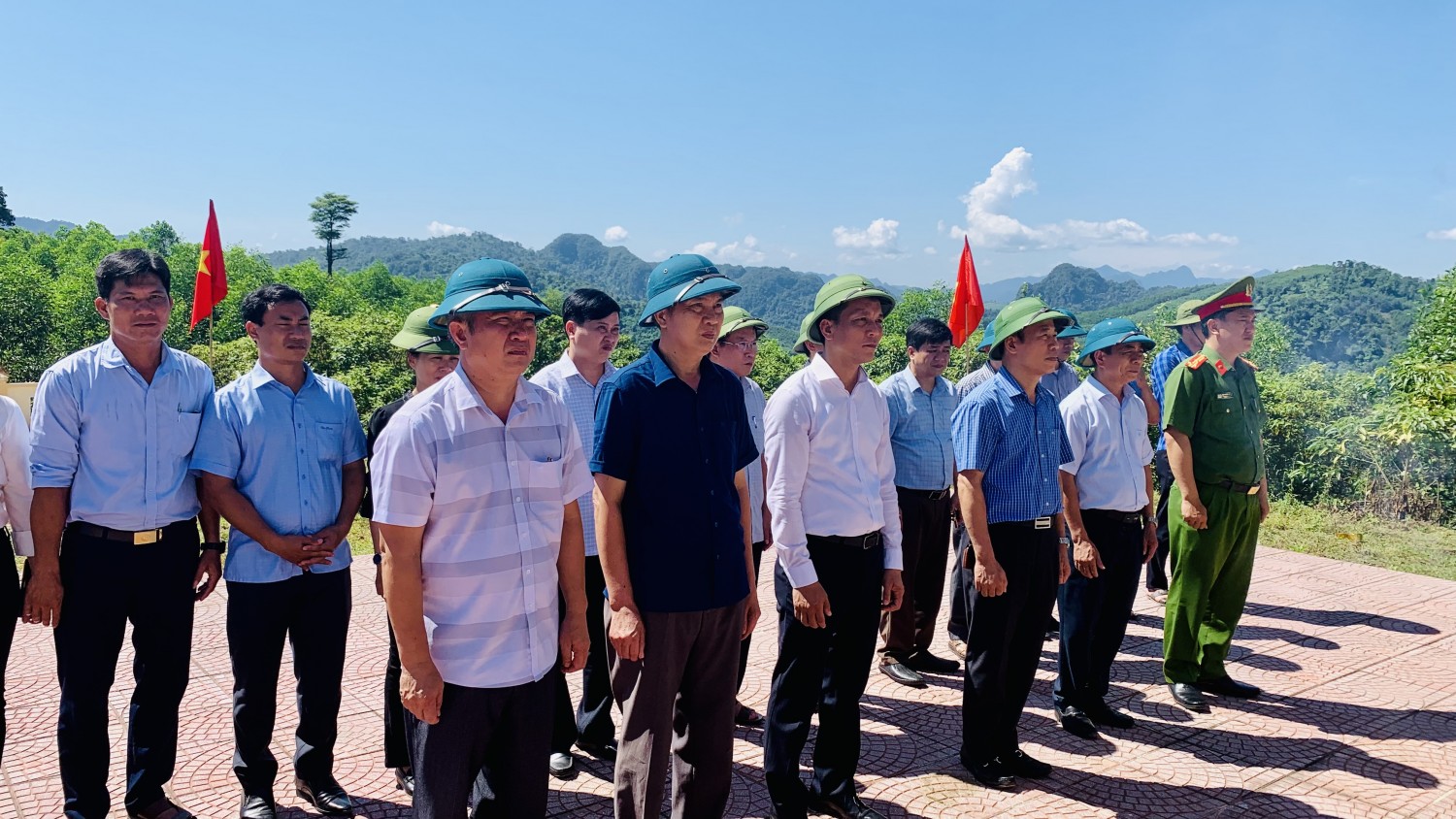 Lãnh đạo huyện Tuyên Hóa dâng hương tại Nghĩa trang liệt sĩ Thanh niên xung phong Tân Ấp và các di tích lịch sử