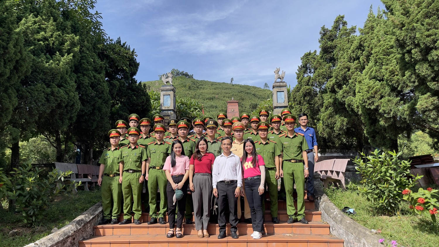 Trung tâm Chính trị huyện tổ chức tham quan thực tế tại các “Địa chỉ đỏ”