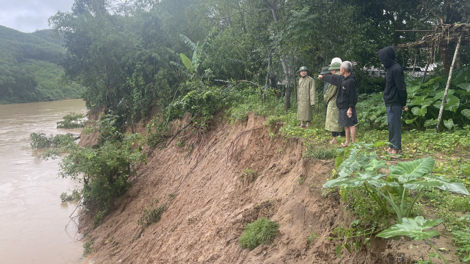 Xã Đồng Lê: Nhiều hộ dân bị đe dọa bởi sạt lở núi và bờ sông