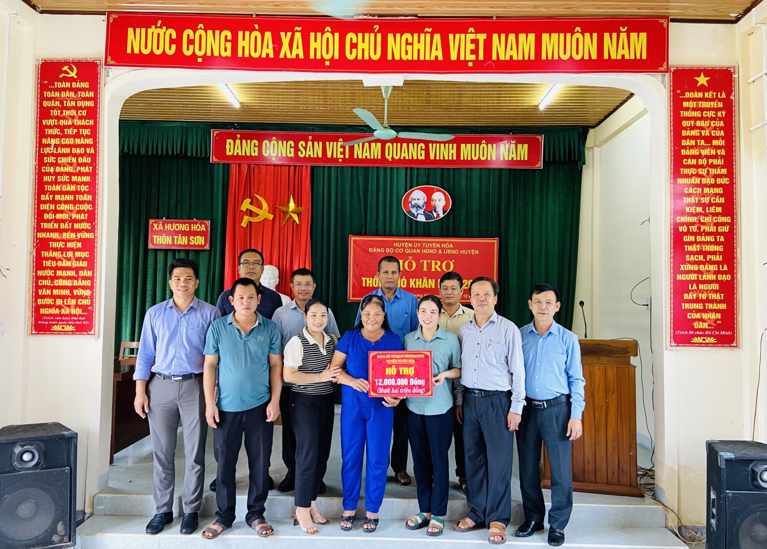 Đảng uỷ Cơ quan HĐND&UBND huyện trao quà hỗ trợ thôn, bản  khó khăn