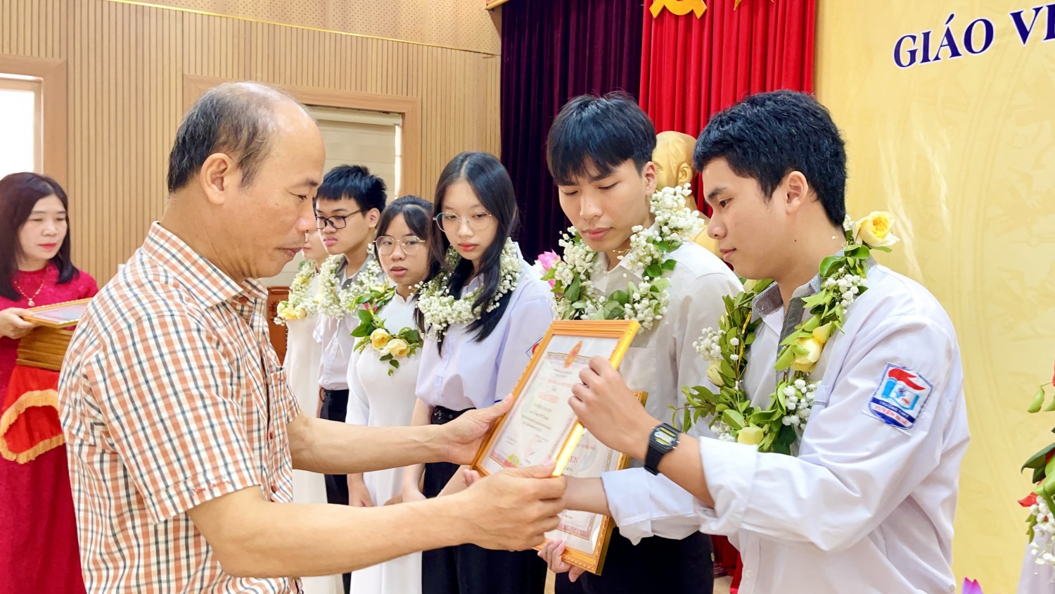 Tuyên Hóa tuyên dương, khen thưởng giáo viên và học sinh có thành tích xuất sắc năm học 2023-2024