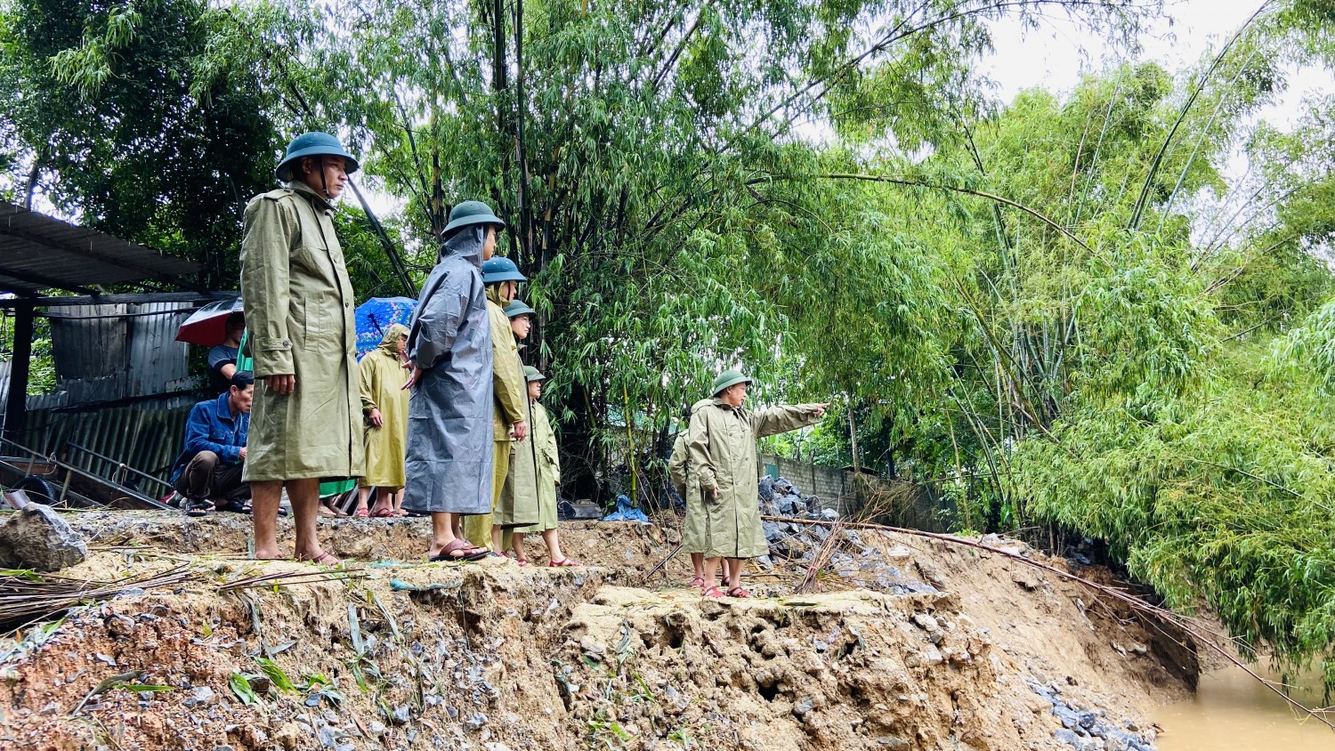 Đồng chí Bí thư Huyện ủy kiểm tra, chỉ đạo công tác ứng phó với mưa lũ