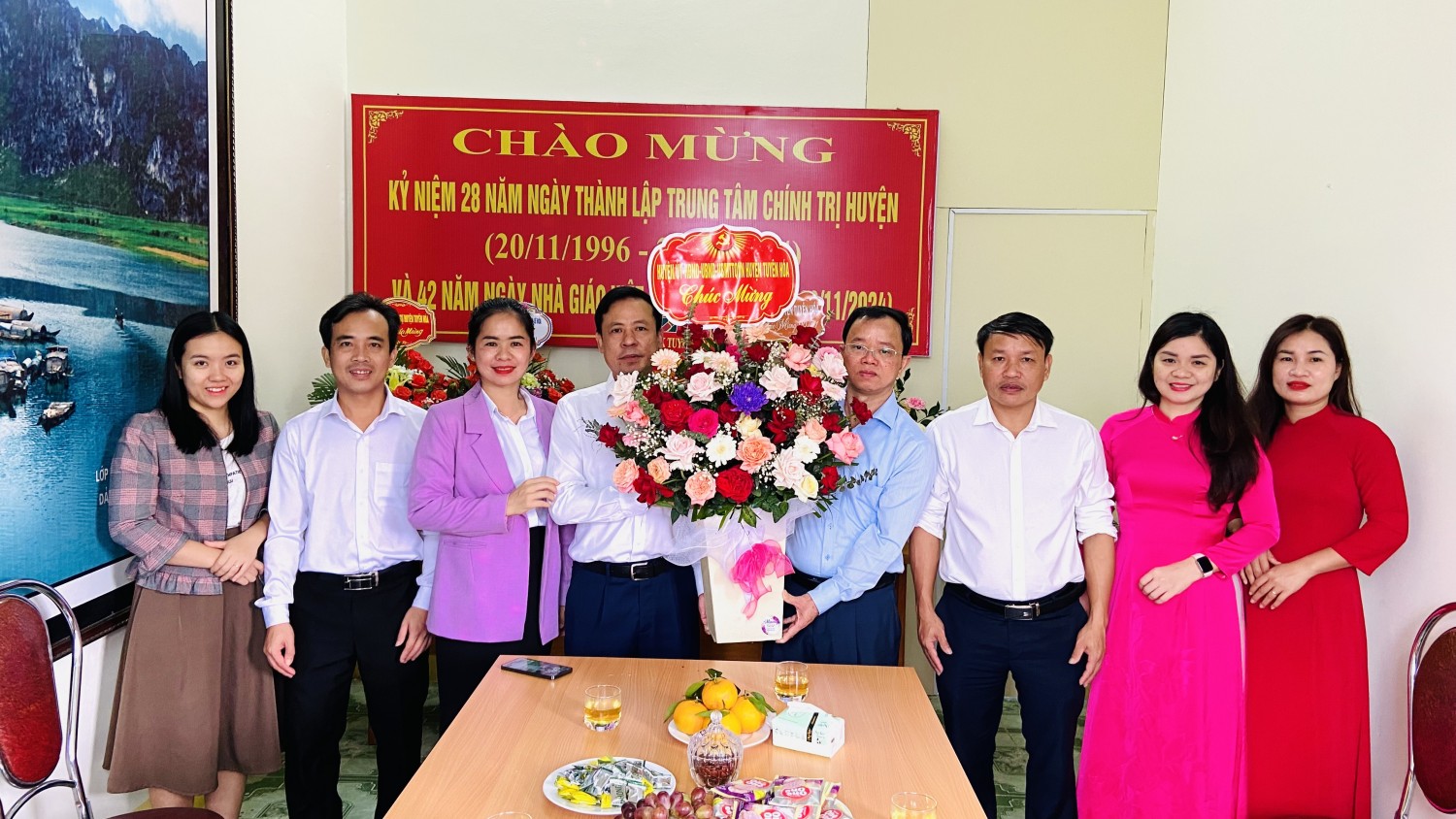 Đồng chí Phó Bí thư Thường trực Huyện ủy chúc mừng Trung tâm Chính trị huyện nhân ngày Nhà giáo Việt Nam 20/11