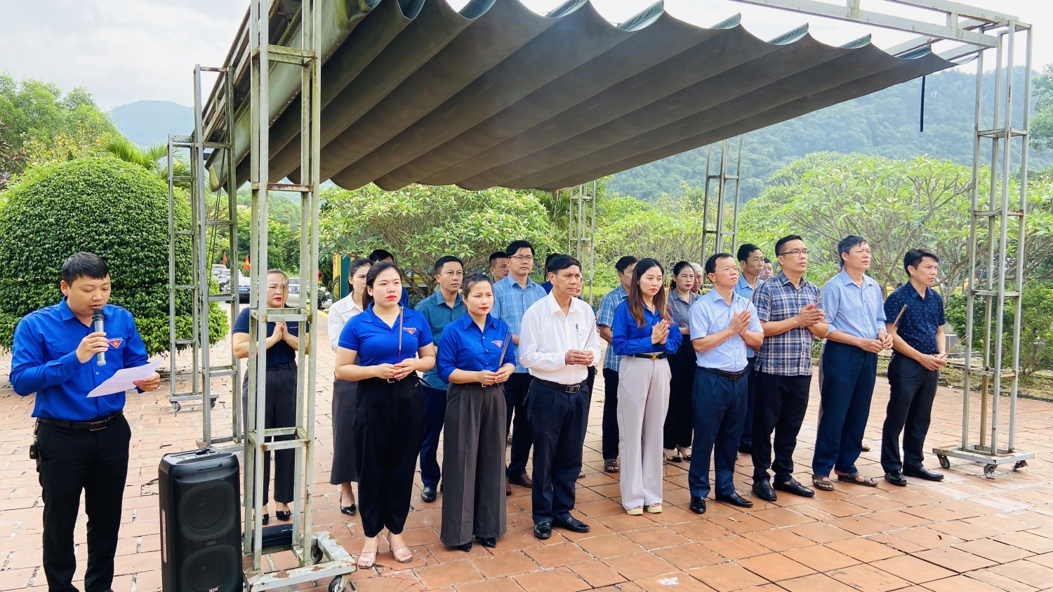 Các đại biểu tham gia Lễ viếng Nghĩa trang liệt sỹ Thanh niên xung phong Tân ấp, xã Hương Hoá.