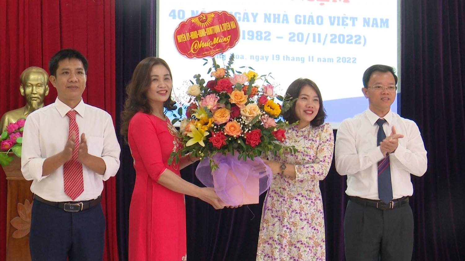 Đồng chí Phó Bí thư Thường trực Huyện uỷ dự Lễ kỷ niệm 40 năm Ngày Nhà giáo Việt Nam tại xã Hương Hoá