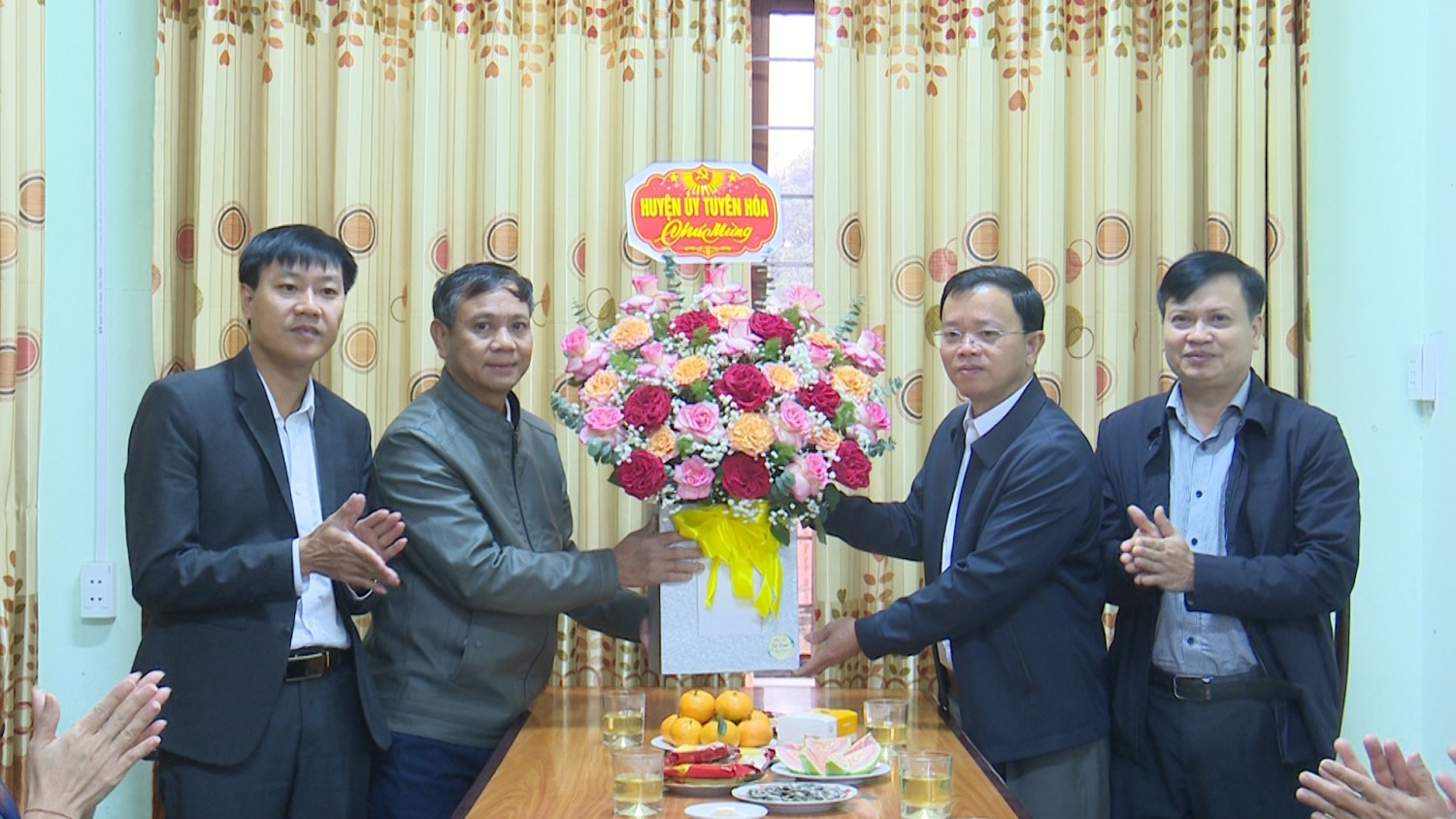 Lãnh đạo huyện thăm, tặng hoa chúc mừng Ngày truyền thống Mặt trận Tổ quốc Việt Nam