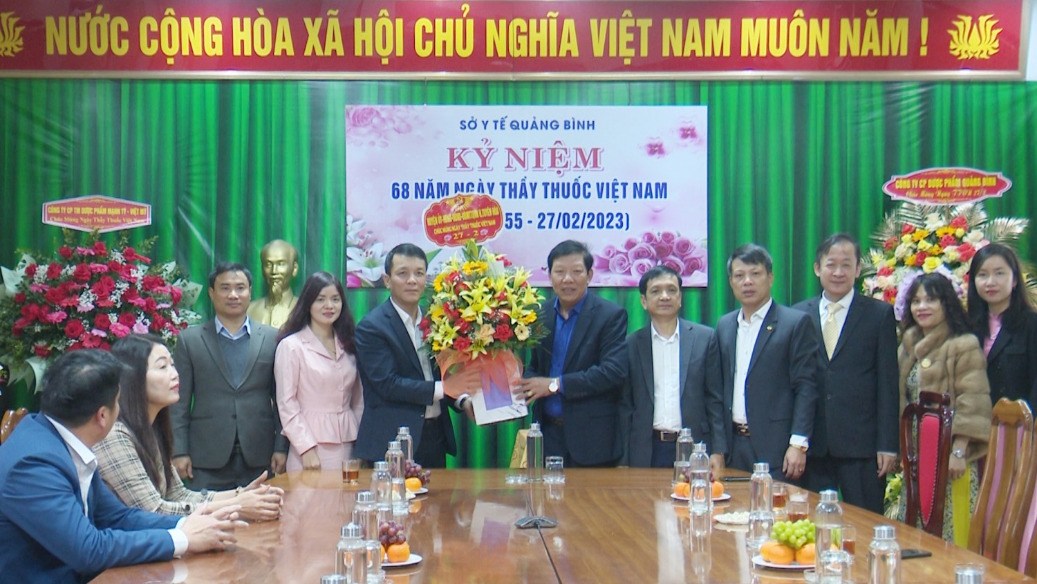 Đồng chí Bí thư Huyện ủy thăm, chúc mừng Ngày Thầy thuốc Việt Nam 27/2